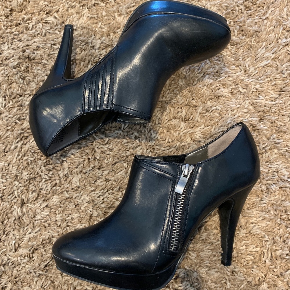 Apt 9 Black Ankle Booties Boots - EUC - 7.5